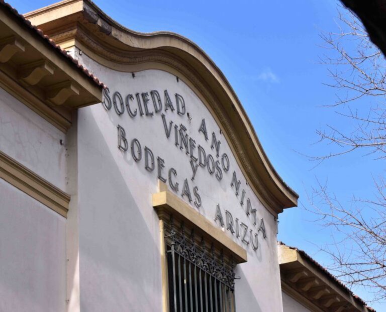espacio-arizu-godoy-cruz-fachada-772x624