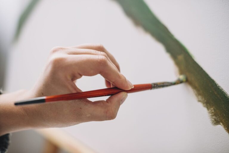 mano-pintando-un-cuadro-1536x1025