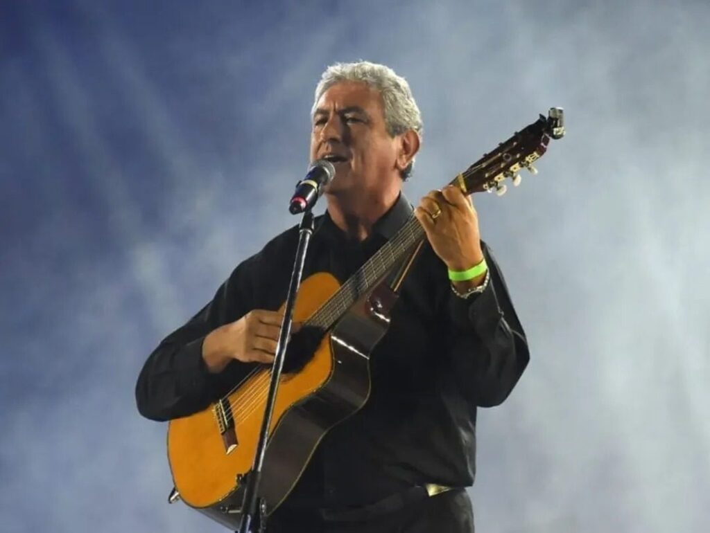 Roberto Mercado es artista, docente e investigador, con una extensa trayectoria en la música popular cuyana