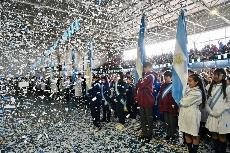 acto-bandera-2026-papelitos