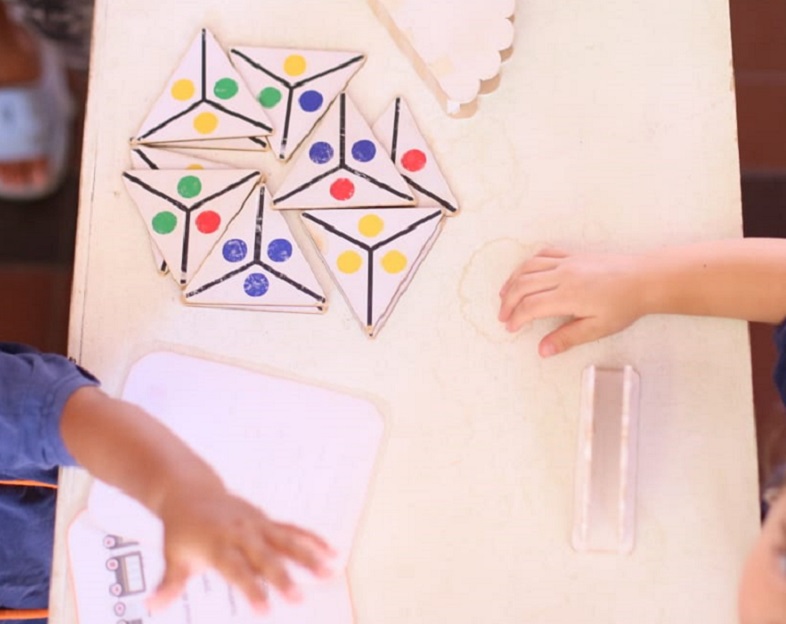 niños-jugando-en-mesa