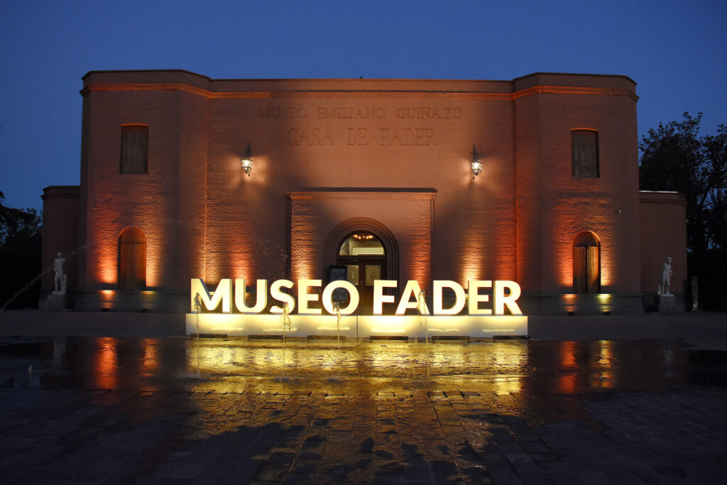 Fachada Fader Noche