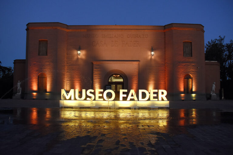 Fachada Fader Noche