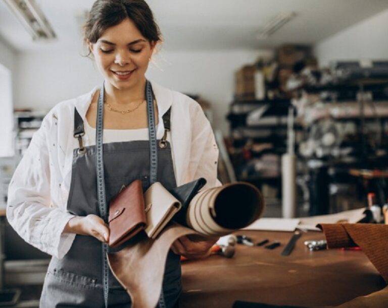 sastre-mujer-trabajando-tela-cuero_1303-23022
